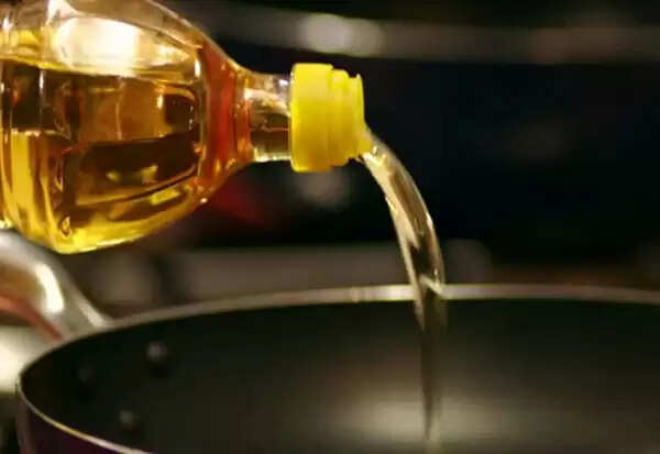 இல்லத்தரசிகளுக்கு இனிப்பான செய்தி.. குறைந்தது எண்ணெய் விலை..!