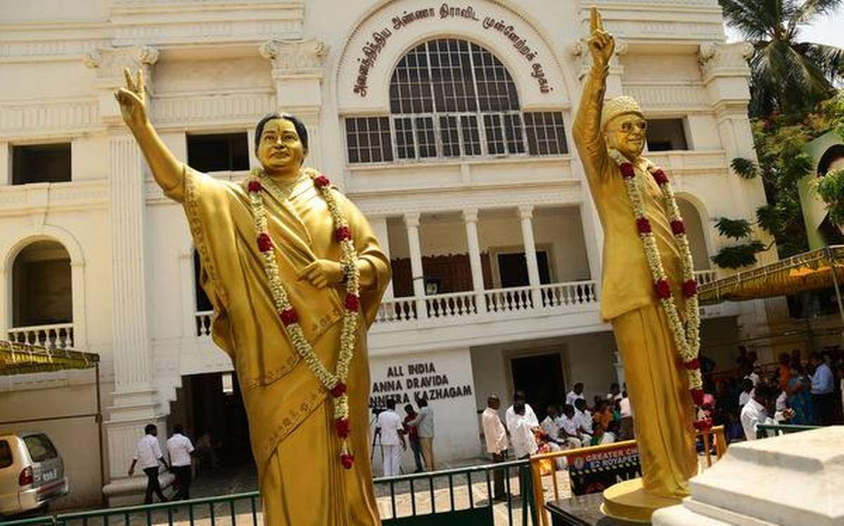 அதிமுக அலுவலகம் யாருக்கு சொந்தம்? – இருதரப்புக்கும் நோட்டீஸ்!!