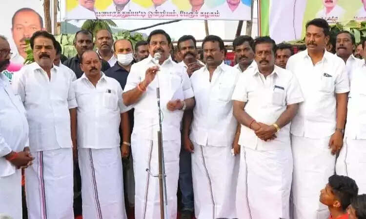 தமிழக முதல்வர் ஒரு விளம்பரப் பிரியர்.. போட்டுத் தாக்கும் எடப்பாடியார்..!