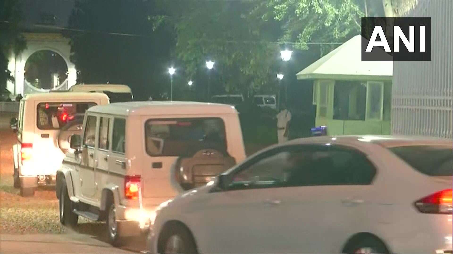 மேற்கு வங்கத்தில் திடீர் பரபரப்பு... ஆளுநரை சந்தித்தார் மம்தா பானர்ஜி !!