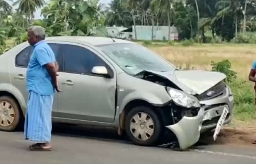 பாய்ந்துவந்த கார்.. சாலையோரம் நின்ற இருவருக்கு நேர்ந்த சோகம் !!