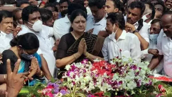 மறைந்த முதல்வர் ஜெயலலிதா நினைவிடத்தில் சசிகலா கண்ணீர் அஞ்சலி! மறைந்த முதல்வர் ஜெயலலிதா நினைவிடத்தில் சசிகலா கண்ணீர் அஞ்சலி!