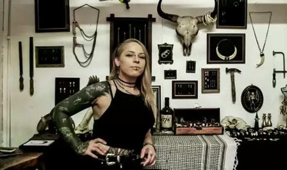 இறந்தவர்களின் பற்கள் மூலம் பல லட்சம் வருமானம்... புதுமையான தொழிலில் களமிறங்கிய ஆஸ்திரேலியா பெண்..!