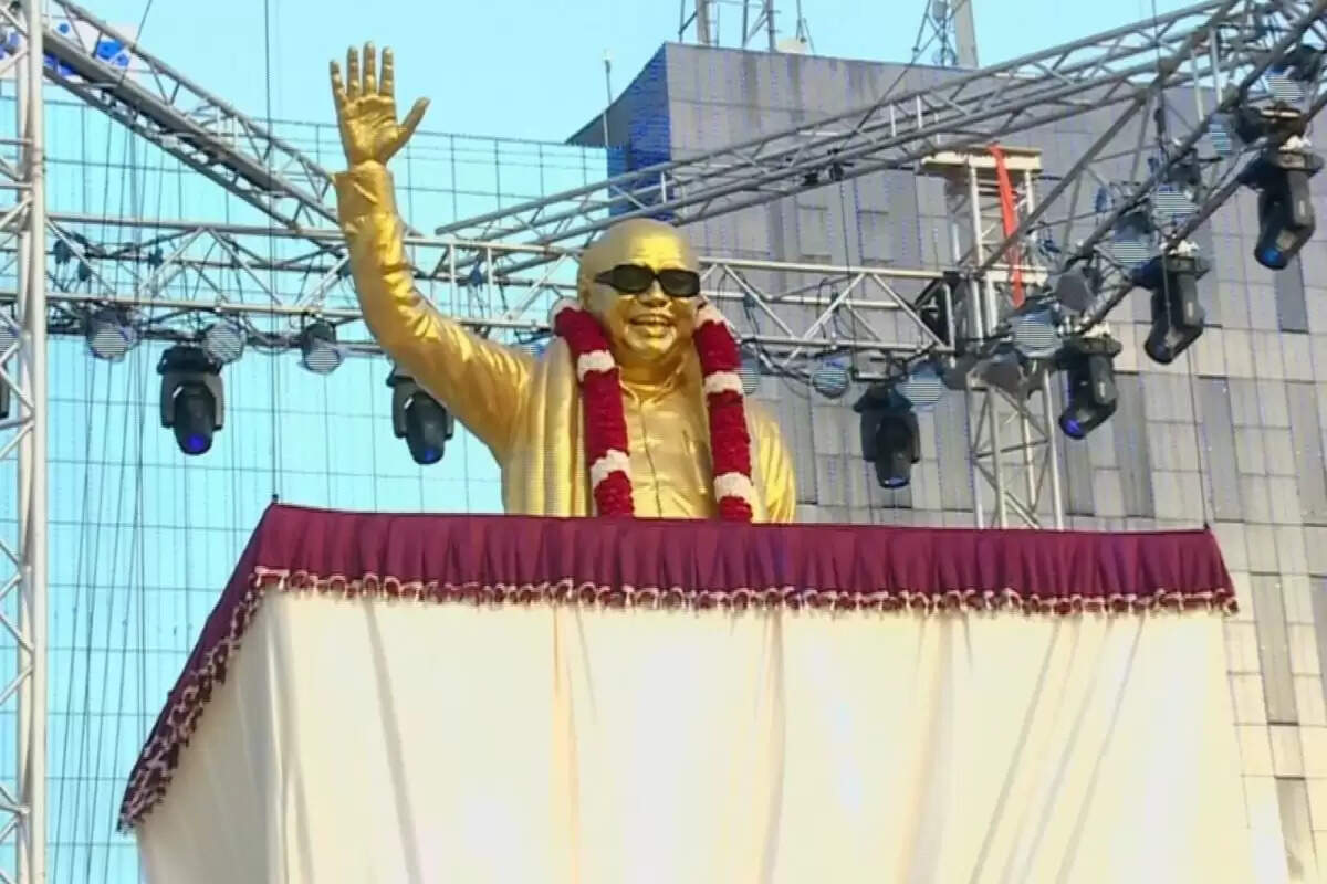 கலைஞரின் சிலையை திறந்து வைத்தார் துணை குடியரசுத் தலைவர்!!