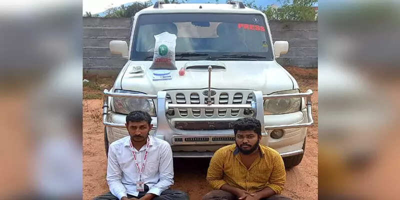பிரஸ் ஸ்டிக்கர் ஒட்டப்பட்ட வாகனத்தில் கஞ்சா கடத்தல்!!