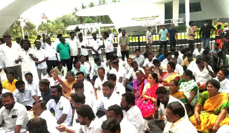 ஜெயலலிதா நினைவிடத்தில் திடீர் போராட்டம்.. சென்னை மெரினாவில் பரபரப்பு..!