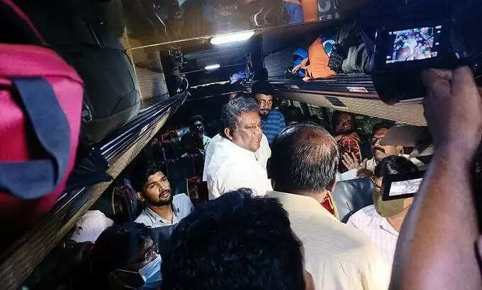 பணத்தை திருப்பி கொடுத்துடுங்க.. ஆம்னி பஸ்சில் அமைச்சர் அதிரடி..!