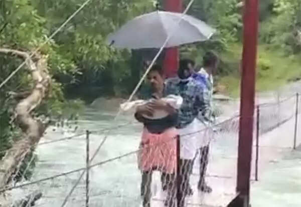 அதிர்ச்சி.. இறந்த குழந்தையின் உடலோடு மழையில் 4 கி.மீ. நடந்த தந்தை..! அதிர்ச்சி.. இறந்த குழந்தையின் உடலோடு மழையில் 4 கி.மீ. நடந்த தந்தை..!