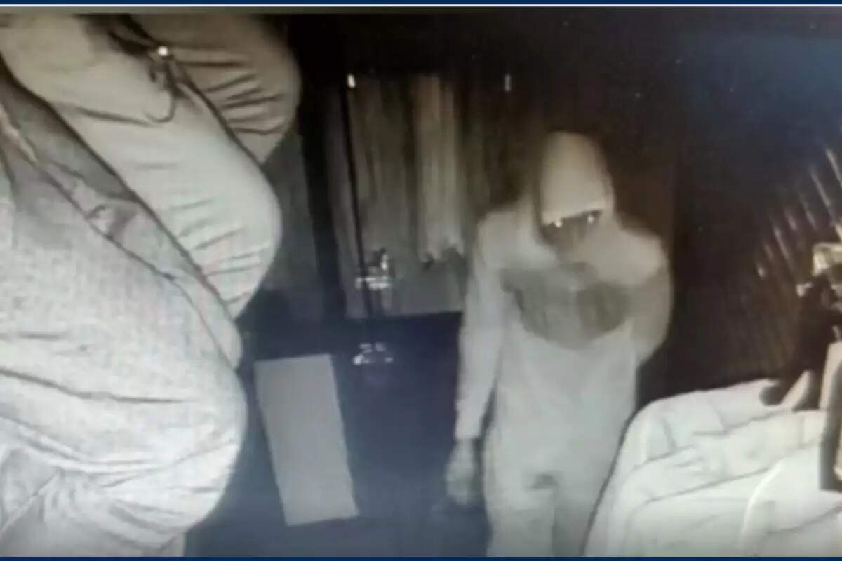 பொம்மையின் ஆடைகளை கழற்றி கொள்ளையன் வெறிச் செயல்!!