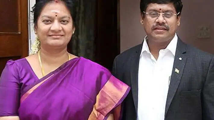 சசிகலா புஷ்பா படுக்கையறையில் மர்மநபர்... இரண்டாவது கணவர் விவாகரத்து நோட்டீஸ்!!