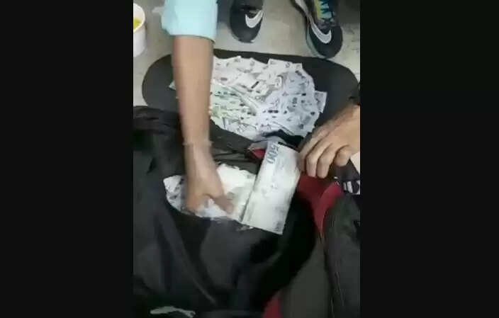 கட்டுக் கட்டாக சிக்கிய வெளிநாட்டு பணம்!! மறைத்து வைக்க டிராவல் பேக்கில் ரகசிய அறை..!!