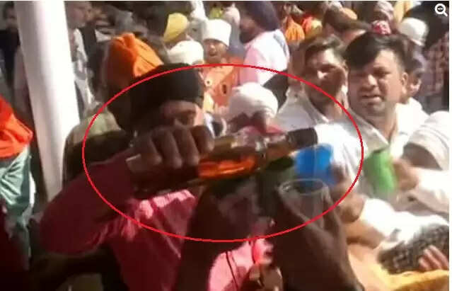 பக்தர்களுக்கு பிரசாதமாக வழங்கப்பட்ட சரக்கு.. வைரல் வீடியோ !