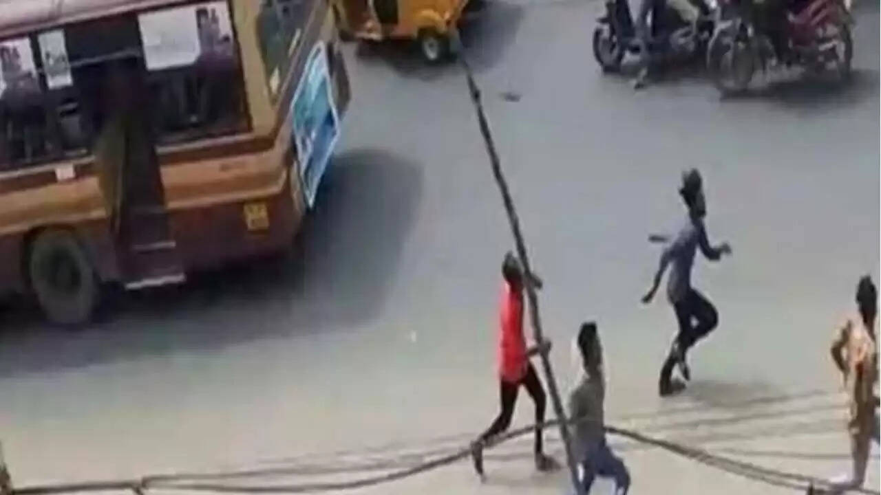 நடுரோட்டில் பட்டாக்கத்தியுடன் ஒருவரை ஒருவர் தாக்கி கொண்ட மாணவர்கள்..!!