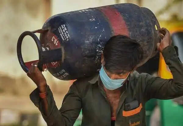 மாத தொடக்கத்தில் குட் நியூஸ்.. சிலிண்டர் விலை 135 ரூபாய் குறைந்தது..!