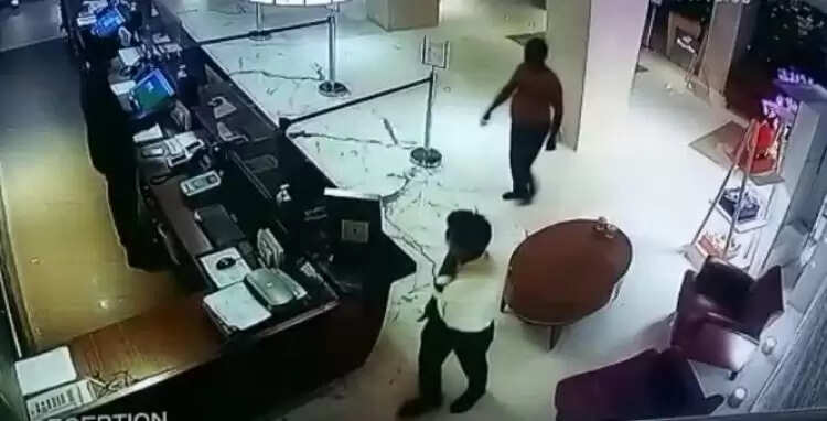 போதை தலைக்கேறி நட்சத்திர ஹோட்டலில் அரை நிர்வாணத்துடன் வழக்கறிஞர் ரகளை..!!