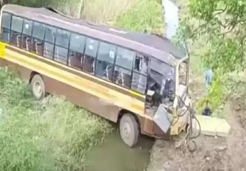 40 அடி பள்ளத்தில் பாய்ந்த அரசு பேருந்து.. பயணிகளுக்கு ஏற்பட்ட கதி !!