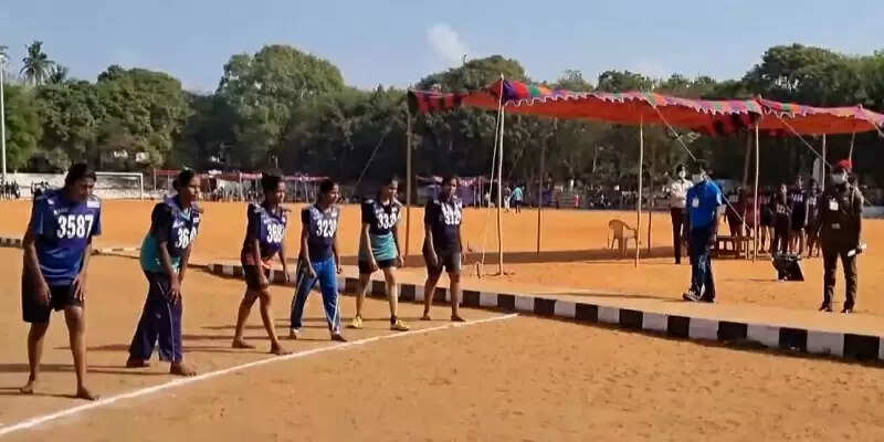 காவலர் தேர்வில் சீட்டிங் செய்த பெண்!!