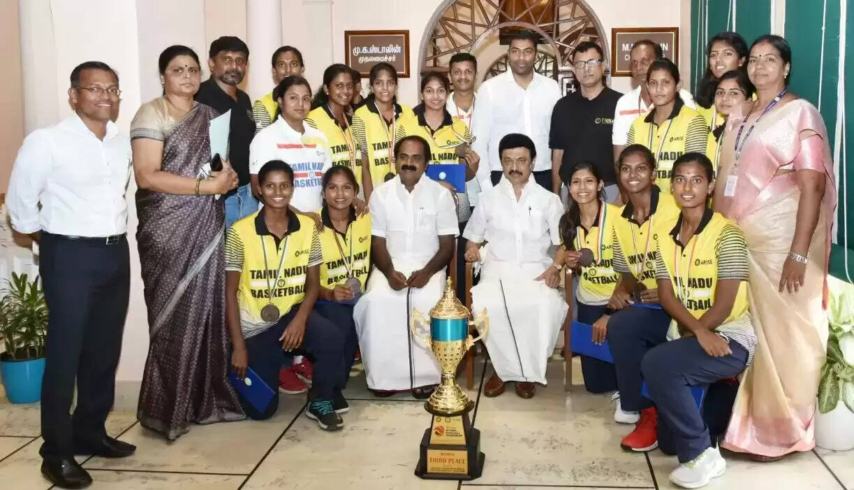 கூடைப்பந்து வீரர்களுக்கு ரூ.42 லட்சம்.. முதல்வர் ஸ்டாலின் வழங்கினார்..!