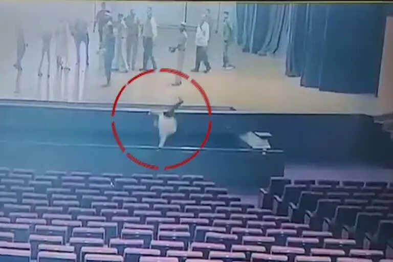 குடியரசுத் துணைத்தலைவர் பங்கேற்க இருக்கும் இடத்தை ஆய்வு செய்ய வந்த புலனாய்வு அதிகாரி பலி..!!