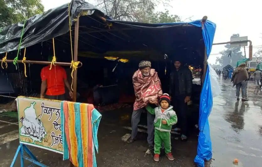 முடிவுக்கு வந்தது போராட்டம்.. கூடாரங்களை பிரித்து சொந்த ஊருக்கு திரும்பும் விவசாயிகள் !! முடிவுக்கு வந்தது போராட்டம்.. கூடாரங்களை பிரித்து சொந்த ஊருக்கு திரும்பும் விவசாயிகள் !!