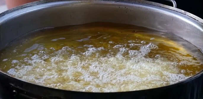 கொதிக்கும் எண்ணெயில் தவறி விழுந்த ஒன்றரை வயது குழந்தை!!
