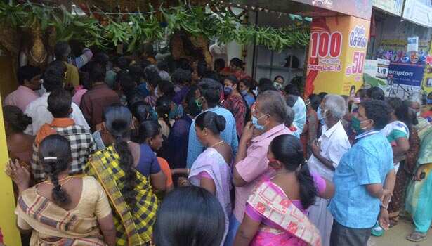 50 ரூபாய்க்கு சேலை, 10 ரூபாய்க்கு வேட்டி.. அறிவித்த கடைக்கு 20 ஆயிரம் ரூபாய் அபராதம்..! 50 ரூபாய்க்கு சேலை, 10 ரூபாய்க்கு வேட்டி.. அறிவித்த கடைக்கு 20 ஆயிரம் ரூபாய் அபராதம்..!