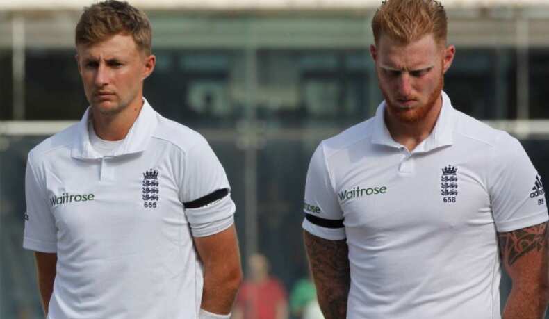 இங்கிலாந்து அணி வீரர்கள் கருப்பு பட்டை அணிந்து பங்கேற்பு.. காரணம் இது தான் !!