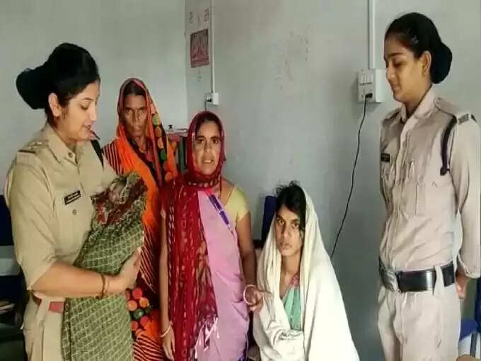 வெள்ளத்தில் சிக்கிய கர்ப்பிணி; ஆட்டோவில் ஆண் குழந்தை; பெண் போலீசாருக்கு பாராட்டு..!