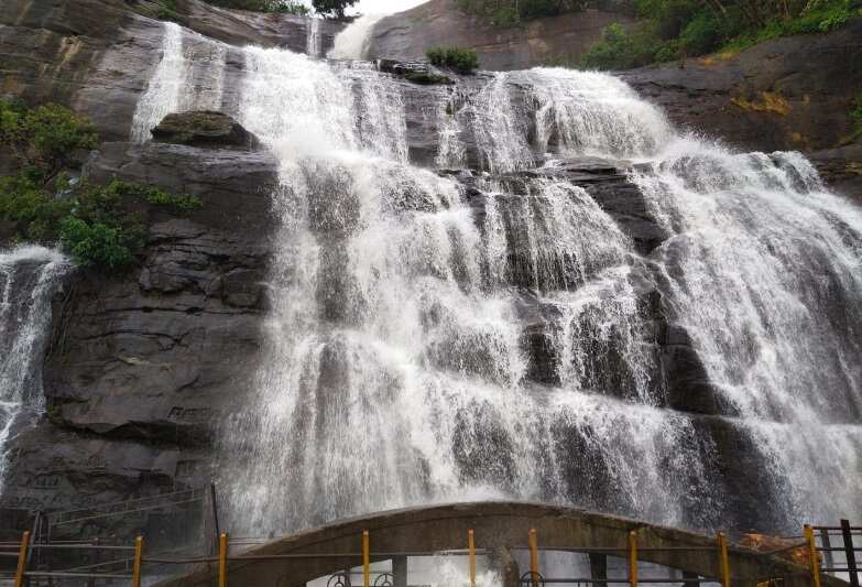 குற்றால அருவிகளில் குளிப்பதற்கு