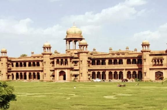 பாய்ஃப்ரண்ட் இல்லாமல் கல்லூரிக்கு வராதீங்க மாணவிகளை அதிர்ச்சி அடைய வைத்த கல்லூரி நிர்வாகம் !