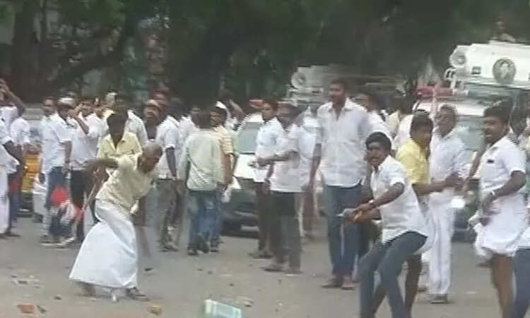 அதிமுக அலுவலக கலவரம் – ஓபிஎஸ் ஆதரவாளர்கள் இன்று ஆஜர்!! அதிமுக அலுவலக கலவரம் – ஓபிஎஸ் ஆதரவாளர்கள் இன்று ஆஜர்!!