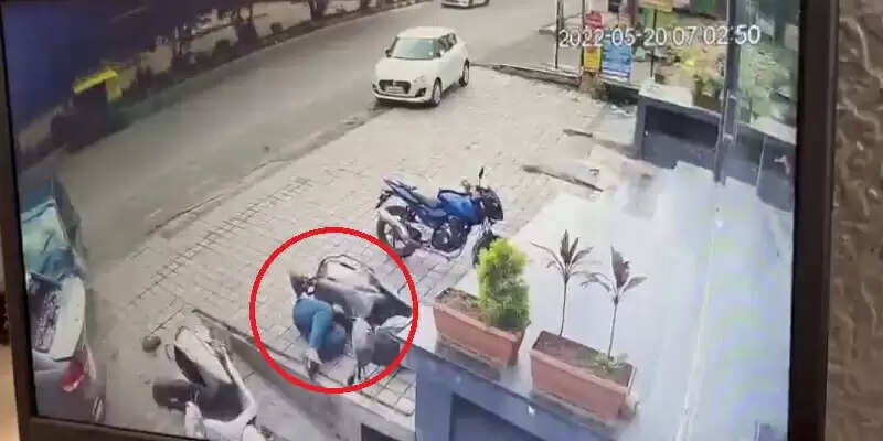 கோர விபத்து! கார் மோதி 20 அடி தூரம் தூக்கி வீசப்பட்ட நபர்!!