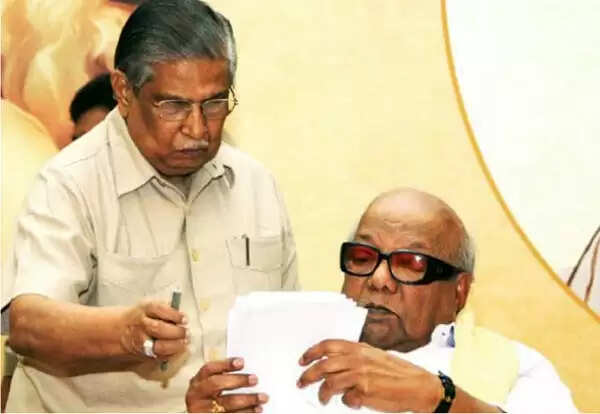 மறைந்தது கருணாநிதியின் நிழல்.. உதவியாளர் சண்முகநாதன் காலமானார்..! மறைந்தது கருணாநிதியின் நிழல்.. உதவியாளர் சண்முகநாதன் காலமானார்..!