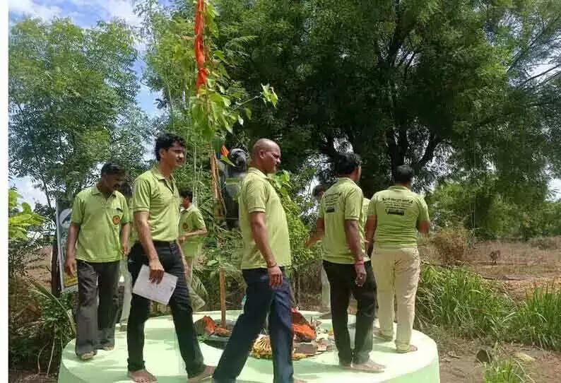 இந்த மனைவி வேண்டாம்.. அரச மரத்தை சுற்றி ஆண்கள் வழிபாடு..!