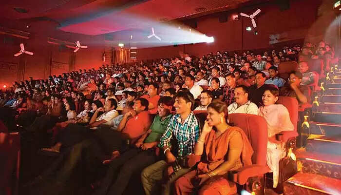 ரசிகர்களுக்கு குட் நியூஸ்.. தியேட்டர்களில் இனி 100 சதவீதம்.. அனுமதி வழங்கியது அரசு..!