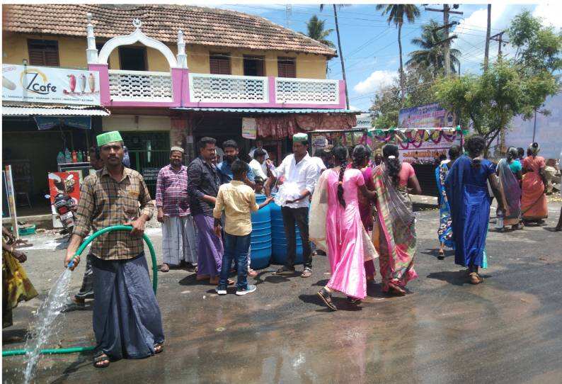 மத நல்லிணக்கம்.. காவடி எடுத்து வந்த பக்தர்கள்.. தாகம் தணித்த இஸ்லாமியர்கள்..!
