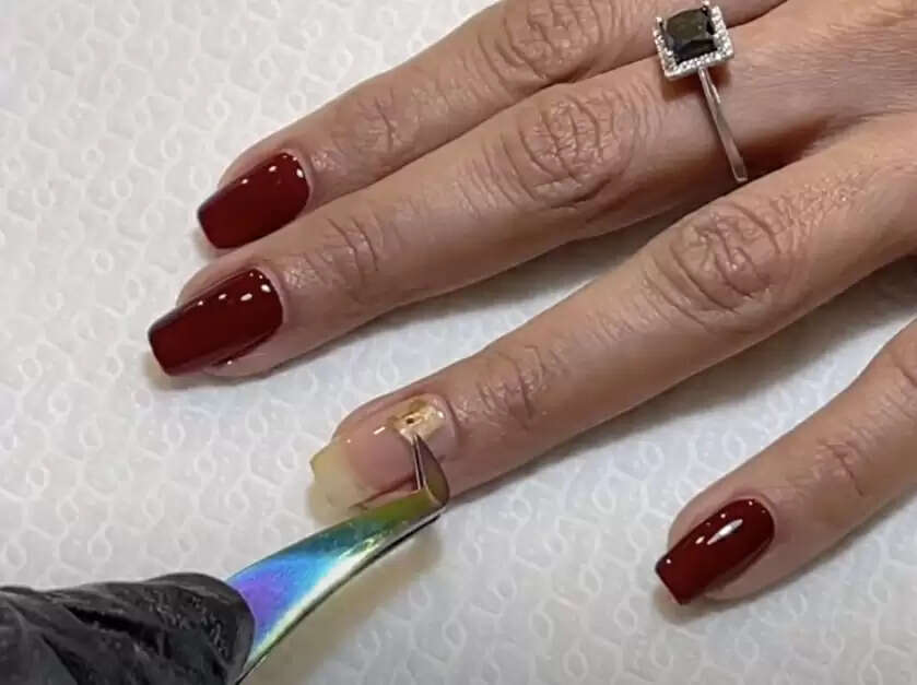 நகங்களில் ஒளித்து வைக்கப்படும் மைக்ரோ சிப் ! அதிகரிக்கும் மோகம் !!