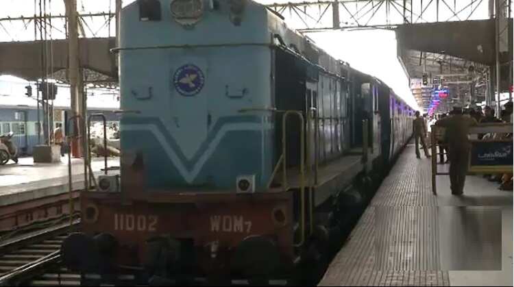 திடீர் மருத்துவமனைகள்! 4,000க்கும் மேல் ரயில் பெட்டிகள் தயார்!