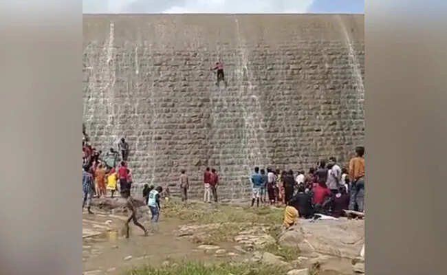 ஆபத்தில் முடிந்த சாகசம் – 30 அடி உயரத்தில் இருந்து விழுந்த இளைஞர்!!
