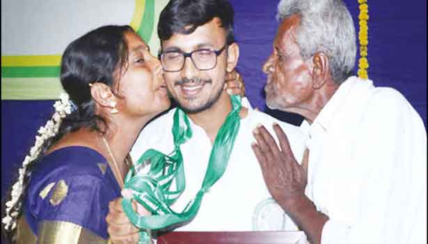 14 தங்கப் பதக்கங்களை அள்ளிய விவசாயி மகன்! மேடையில் அழுத தாய்!