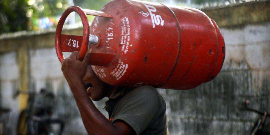 #BREAKING மீண்டும் அதிர்ச்சி! வீட்டு சிலிண்டர் விலை ரூ.50 உயர்வு!!