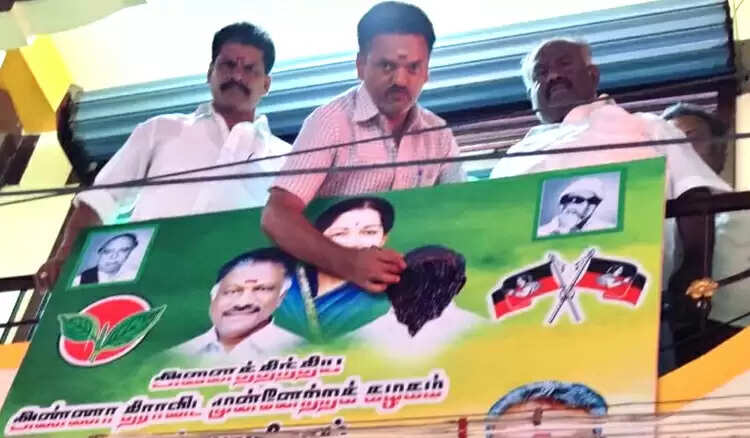 அதிமுக அலுவலகத்தில் இருந்த இபிஎஸ் படம் அகற்றம்..!