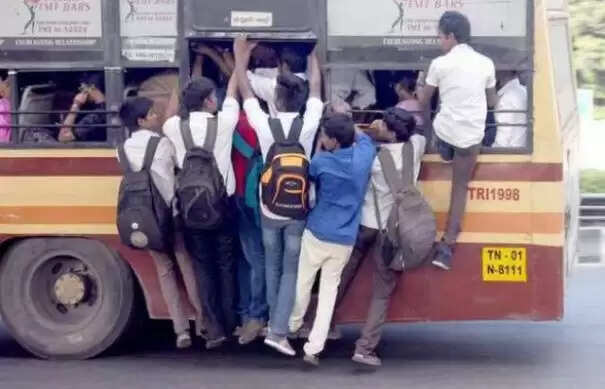 பேருந்துகளில் படிக்கட்டில் மாணவர்கள் பயணம் செய்தால் ஓட்டுநர், நடத்துநர் மீது கடும் நடவடிக்கை !!