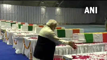 தமிழகத்தை தொடர்ந்து கலங்கியது டெல்லி.. பிரதமர் மோடி நேரில் அஞ்சலி ! வீடியோ தமிழகத்தை தொடர்ந்து கலங்கியது டெல்லி.. பிரதமர் மோடி நேரில் அஞ்சலி ! வீடியோ