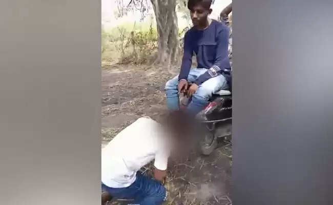 பாதத்தை நாக்கால் சுத்தம் செய்ய வைத்த கொடூரம்!!