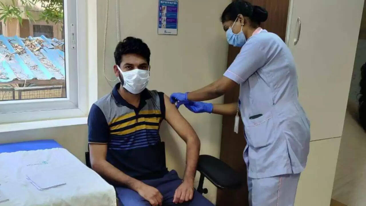 கொரோனா தடுப்பூசி செலுத்திக்கொண்டார் களவாணி விமல்..!