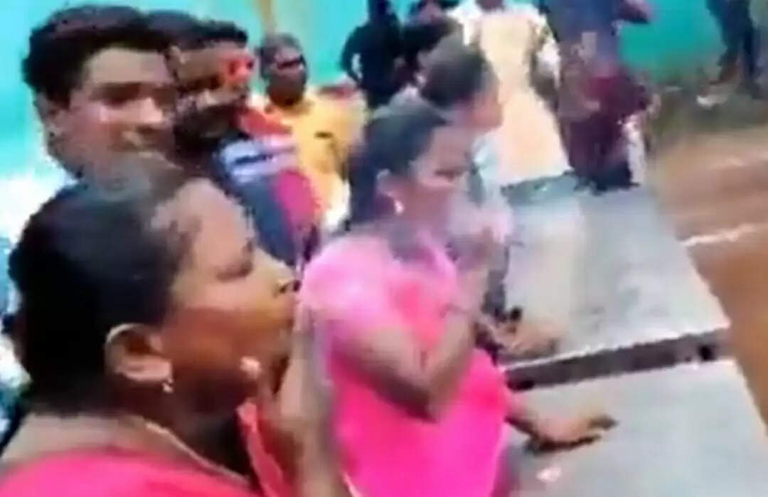 பொங்கல் விழா: பெண்கள் பீடி குடிக்கும் போட்டி - குவியும் எதிர்ப்புகள்..!!