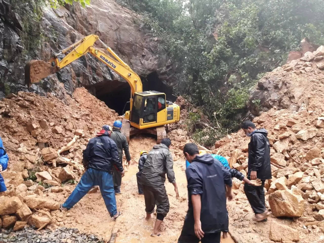 மகாராஷ்டிராவில் பலத்த மழை பெய்ததால் தெற்கு கோவாவில் பயணிகள் ரயில் தடம் புரண்டது நிலச்சரிவு, வெள்ளம்