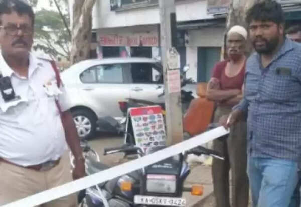 ஒரே வாகனம் மீது 46 வழக்கு.. உரிமையாளருக்கு ரூ.24 ஆயிரம் அபராதம்..! ஒரே வாகனம் மீது 46 வழக்கு.. உரிமையாளருக்கு ரூ.24 ஆயிரம் அபராதம்..!