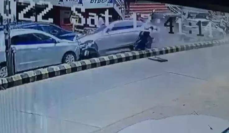 சென்டர் மீடியனை தாண்டிப் பறந்த BMW கார்!! VIDEO சென்டர் மீடியனை தாண்டிப் பறந்த BMW கார்!! VIDEO